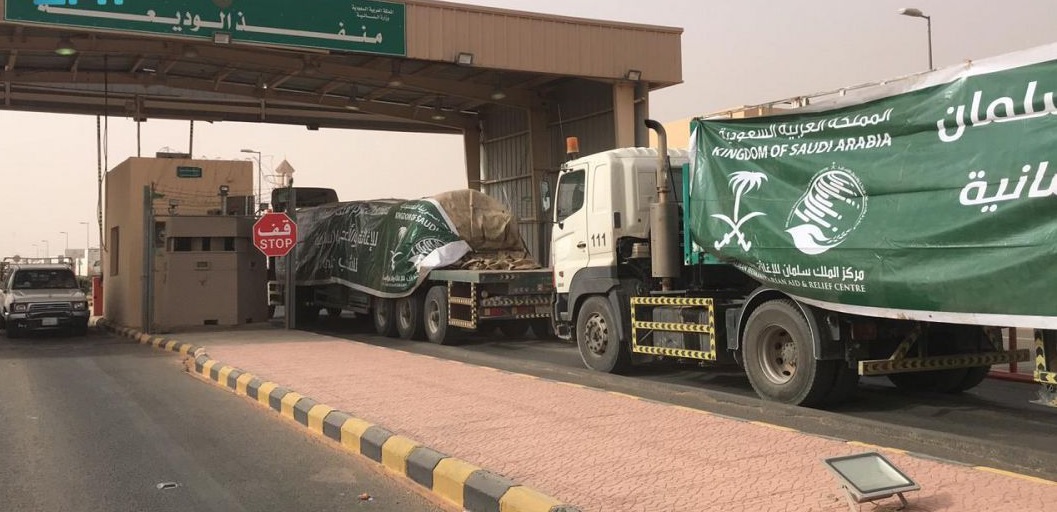 80 شاحنة سعودية تعبر منفذ الوديعة باتجاه 11 محافظة يمنية