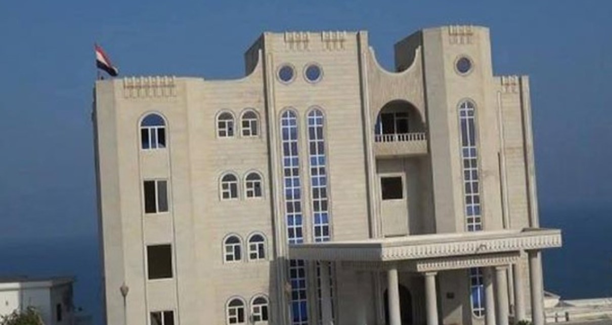 صحيفة سعودية تكشف عن إعادة رفع العلم الجمهوري في عدن