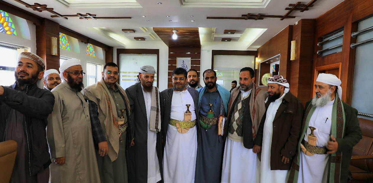 الحوثي يلتقي قيادات سلفية من محافظتي تعز وإب (صور)
