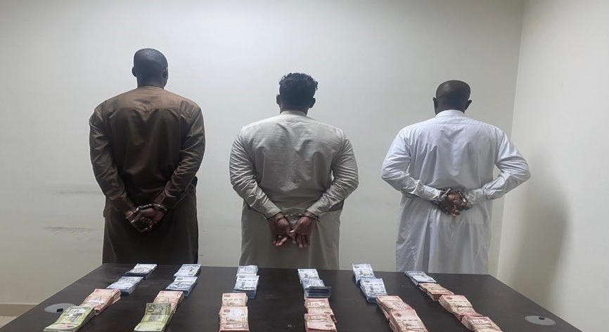 السعودية.. ضبط 3 مقيمين بينهم يمني جمعوا أموال وحولوها إلى خارج المملكة بطرق غير مشروعة