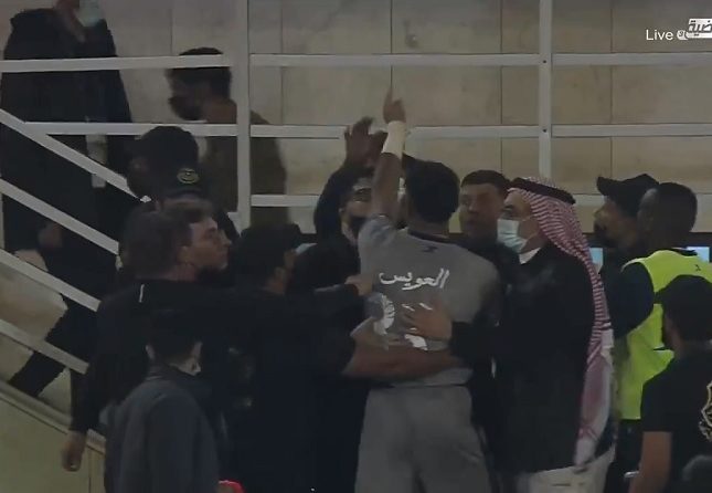 شاهد : حارس الأهلي “ العويس” يتهجم على أحد الأشخاص بعد المباراه
