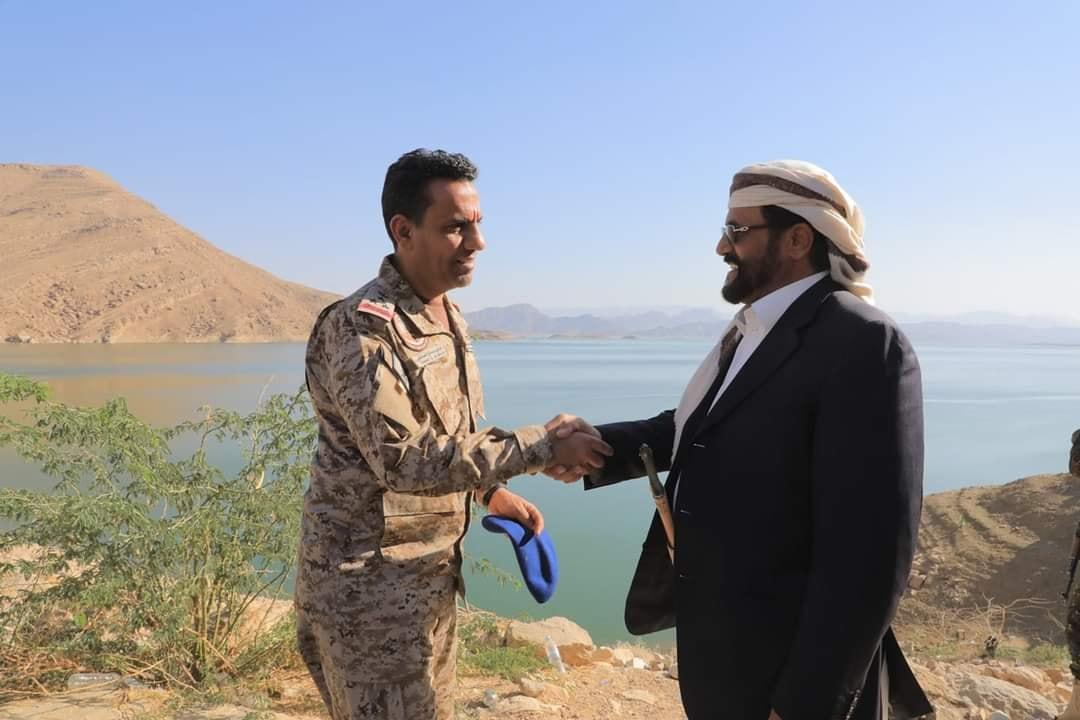 اثارت رعب المليشيات.. شاهد المحافظ العرادة ومتحدث قوات التحالف على ضفاف سد مأرب (صورة)