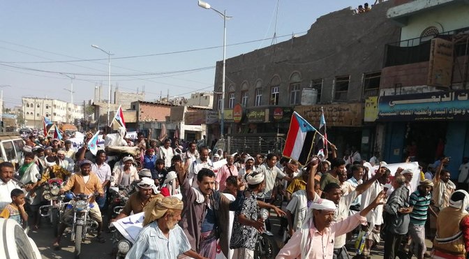 موالون للانتقالي يتظاهرون للمطالبة برحيل محافظ أبين بعد تسييره قافلة غذائية إلى مارب