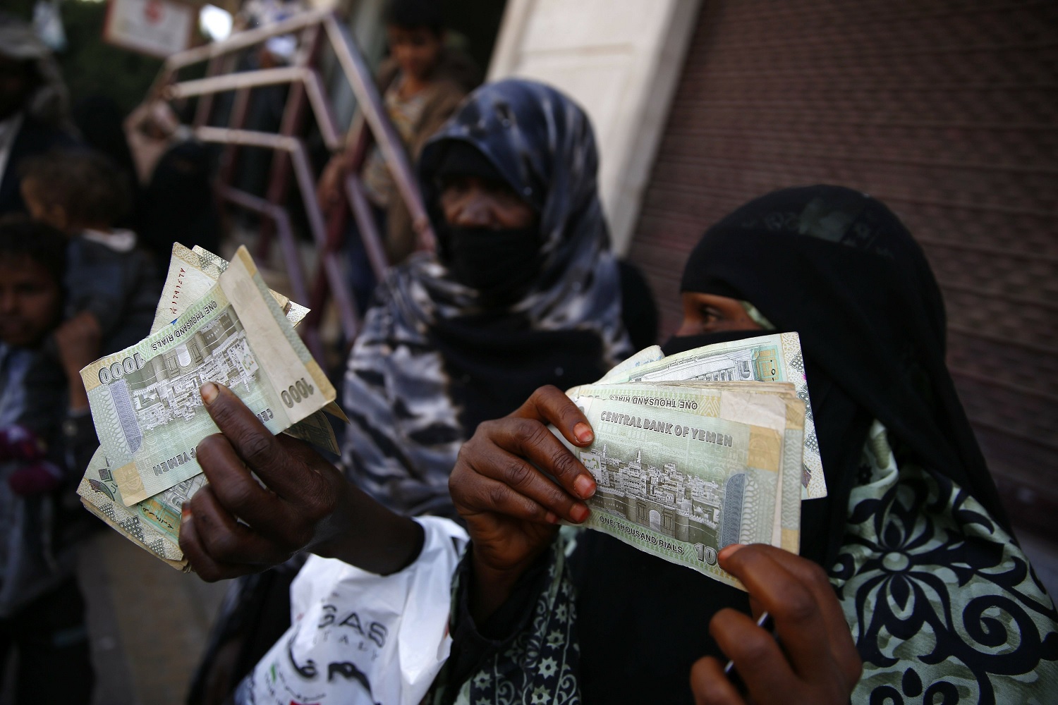 الحكومة اليمنية توجه اتهاماً صريحاً للمنظمات الدولية بالوقوف وراء الانهيار الاقتصادي
