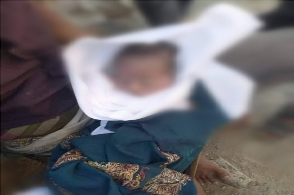 مشهد مروع...العثور على رضيع في برميل قمامة بتعز
