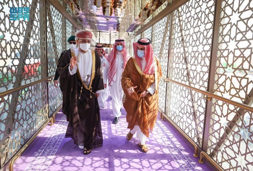 لجهود انهاء الحرب في اليمن.. وزير الخارجية العمانية يصل العاصمة السعودية الرياض