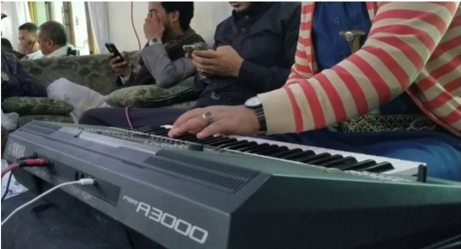 فرمان حوثي يحرِّم الغناء ويحرِّض الناس للوشاية بالمخالفين ويتوعد بعقوبات