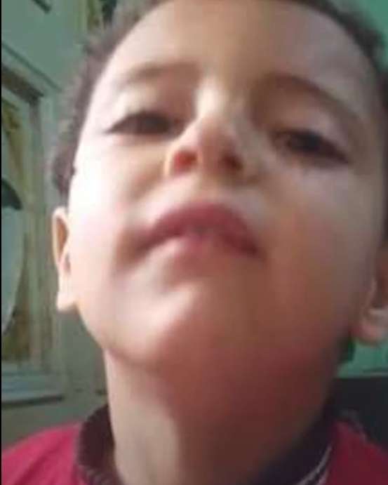 لن تصدق السبب..رجل يلقي ابن صديقه حيا بترعة ويتركه يموت