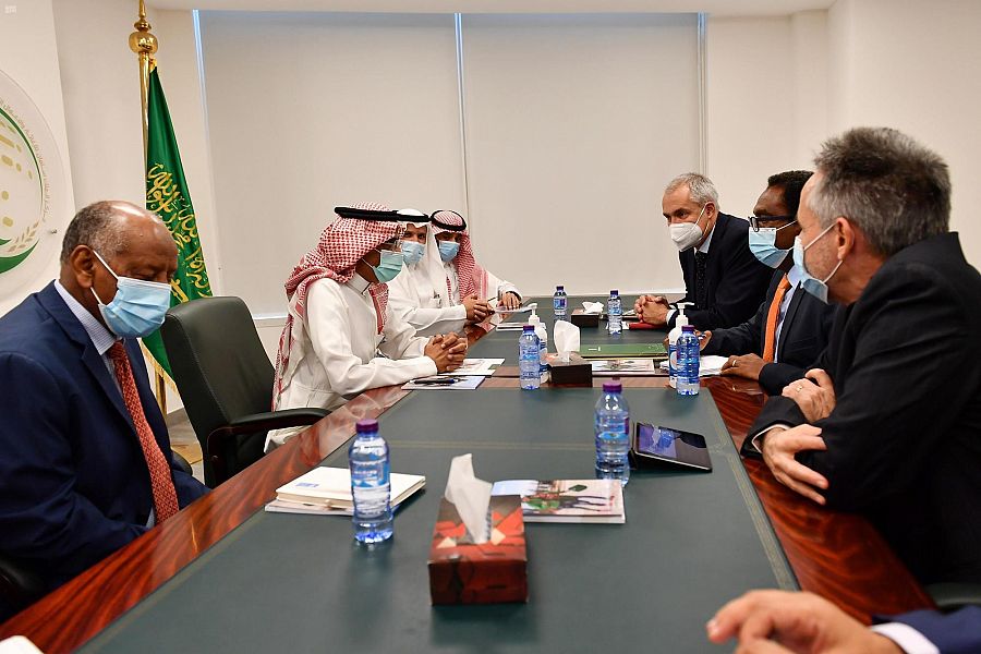مركز سعودي يبحث مع "الفاو" سبل مكافحة الجراد الصحراوي في اليمن