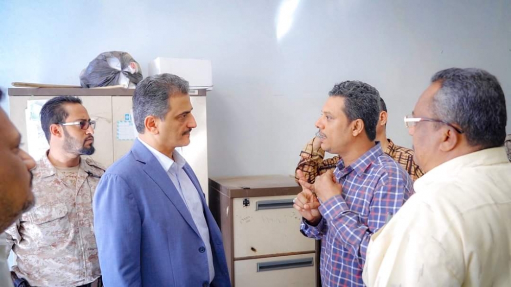 لملس يوجه بإيقاف مدير عام بريد عدن