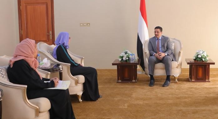 الحكومة اليمنية تحث الصليب الاحمر على مواجهة متطلبات موجات النزوح الجديدة في مأرب