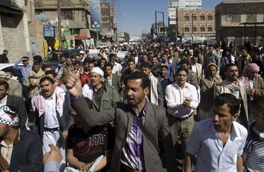 بسبب تردي الاوضاع الاقتصادية.. محتجون غاضبون يهددون بالزحف إلى مقر التحالف العربي في عدن (فيديو)