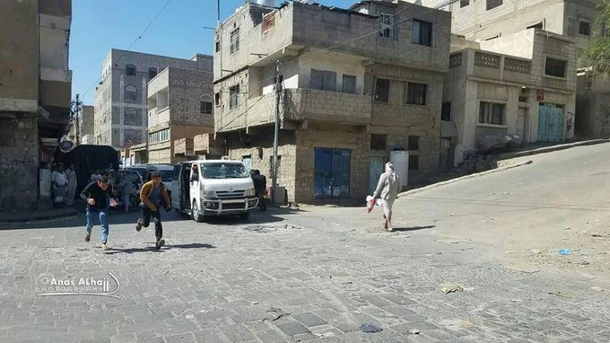 مقتل ضابط وإصابة 5 جنود في مواجهات بين لوائين تابعين للشرعية في تعز [الاسماء]