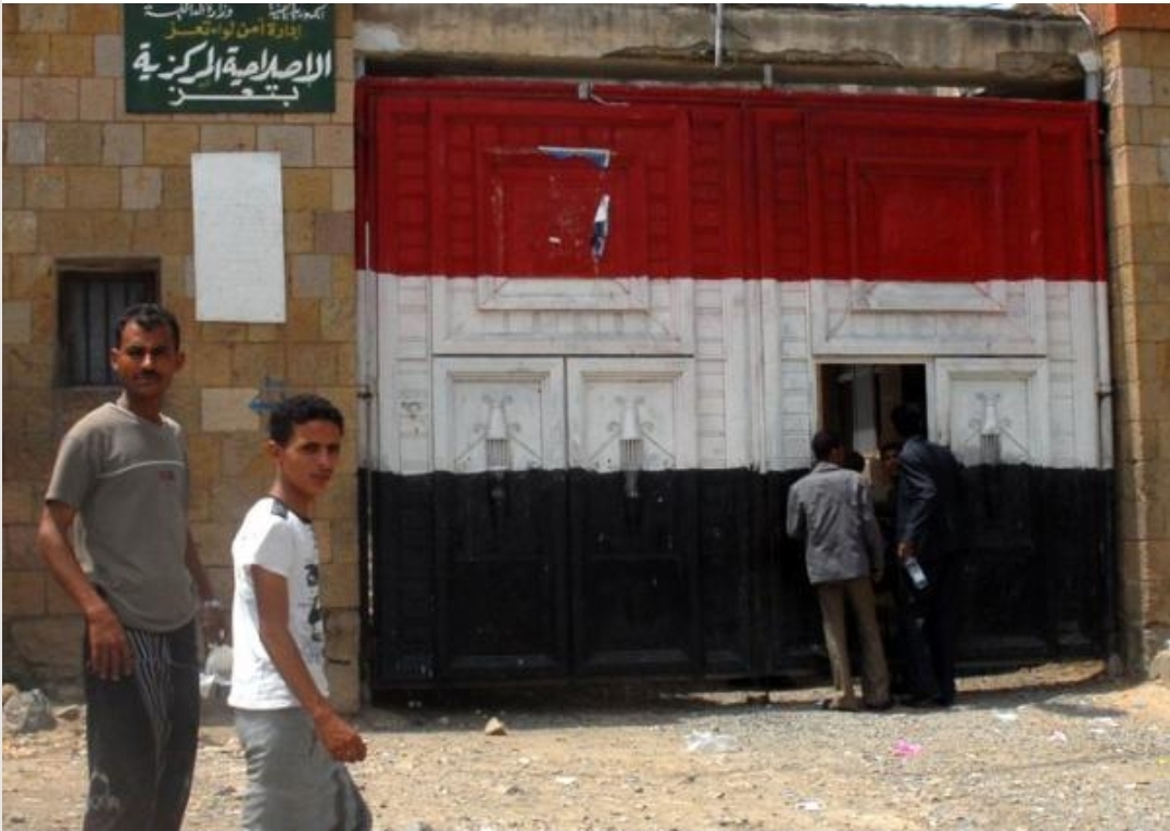 "قاموا بتخييط أفواههم" نزلاء السجن المركزي في مدينة تعز يبدأون إضراباً مفتوحاً عن الطعام فمن المسؤول!
