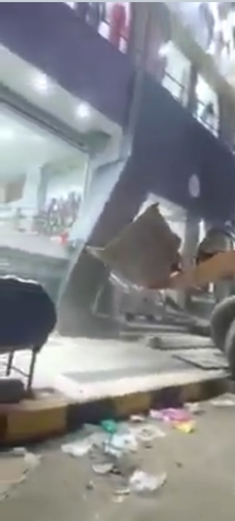 #شاهد بالفيديو ...مليشيا الحوثي يحطمون مركز تجاري في شارع الخمسين 