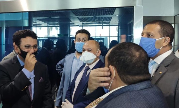 أولى رحلات اليمنيين العالقين في مصر تغادر مطار القاهرة