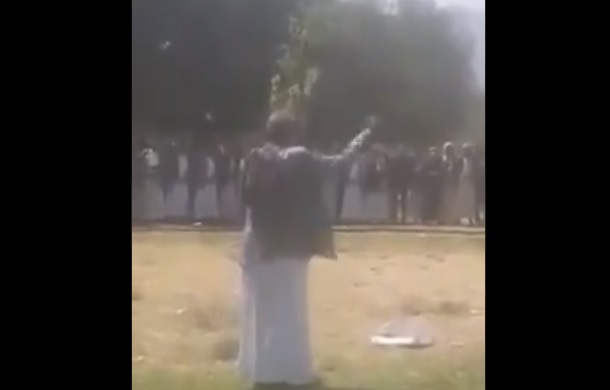 شاهد...فيديو مؤثر لـ ملك الحديد في اليمن يشكو بحرقة ظلم وفساد قيادي حوثي
