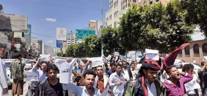 مسيرة حاشدة في صنعاء غضباً لـ"الاغبري": تهتف: يا  عبدالله لن ننام حتى يحصل الإعدام...لازم إعدام السفاح (فيديو)