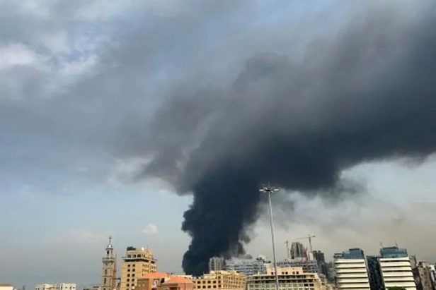 حريق هائل يعيد مشاهد الرعب إلى مرفأ بيروت (فيديو)