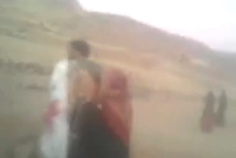 سلم رصاصة النقاء وناشدهم العفو...فحكم عليه بالقتل وأمه مستلقية على ظهره (فيديو)
