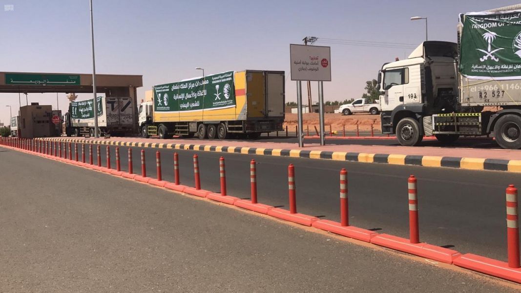 24 شاحنة سعودية تعبر منفذ الوديعة متوجهة لعدة محافظات في اليمن