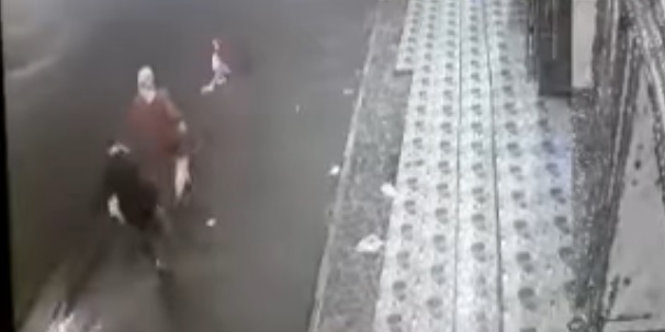 شاهد بالفيديو..لصوص ينهبون امرأة ويلقونها من على سيارتهم وسط اليمن