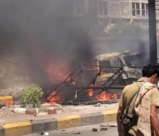 نجاة محافظ عدن ومقتل 4 من مرافقيه بانفجار سيارة مفخخة (فيديو)