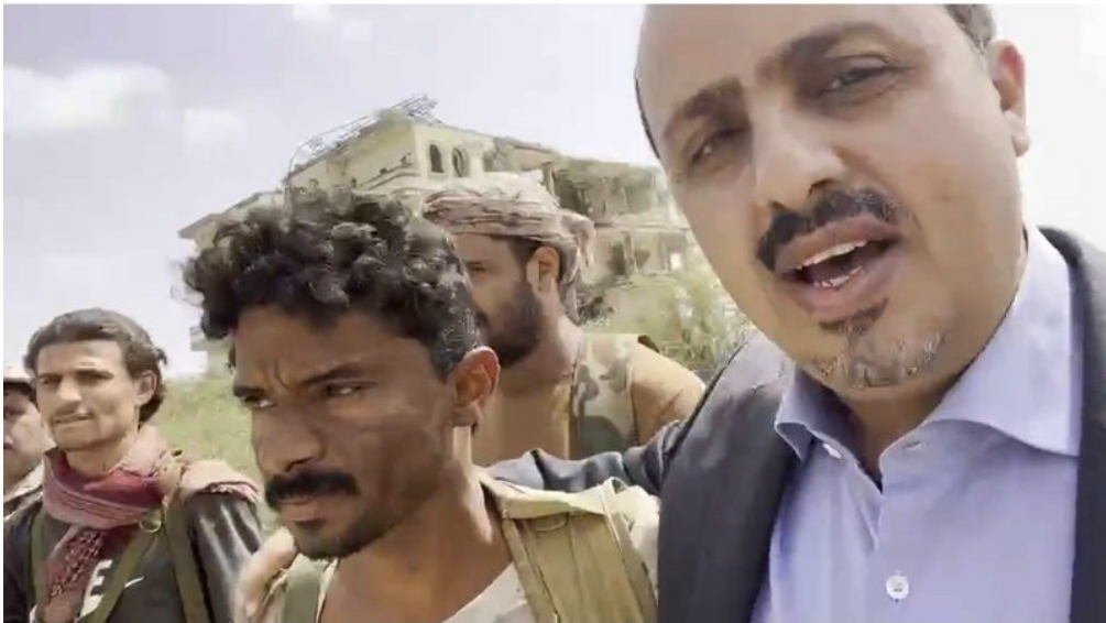 شاهد بالصور وزير يمني يتجول في مدينة حرض بعد تحريرها