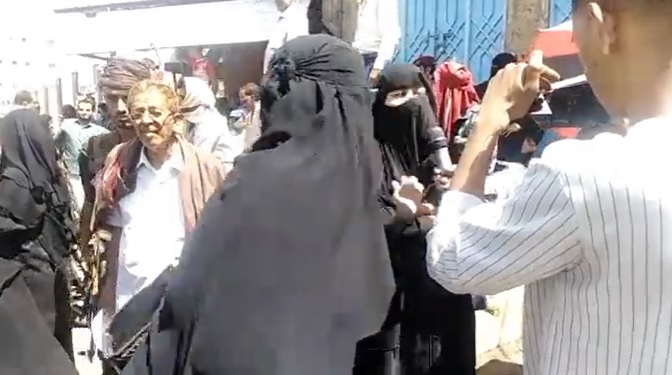 بالفيديو.. قيادية إصلاحية تعتدي على ناشطة هاجمت 11 فبراير ووصفته بـ"النكبة" 