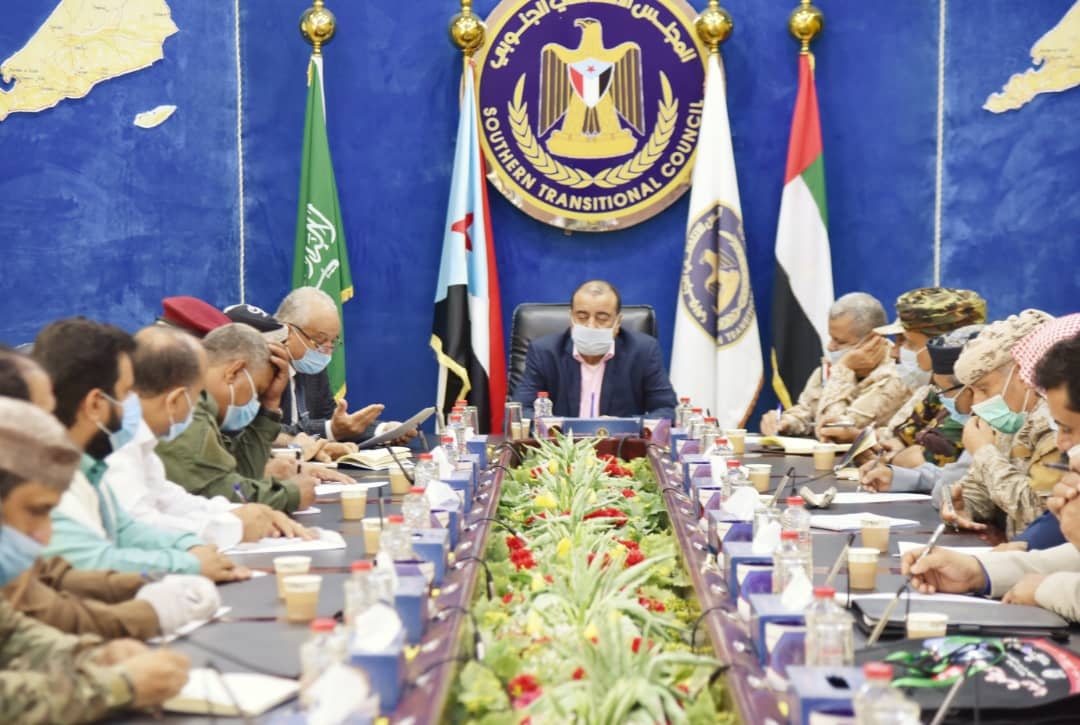 "الانتقالي" يزيد ساعات حظر التجوال وتمديد إغلاق المنافذ البرية والبحرية والجوية في عدن