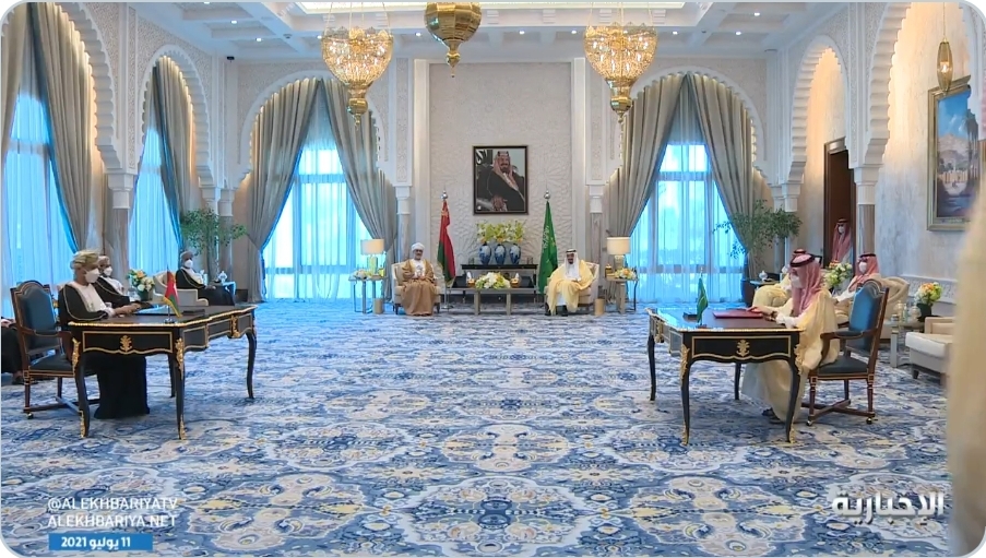 الملك سلمان والسلطان هيثم يشهدان التوقيع على إنشاء مجلس تنسيق سعودي عماني