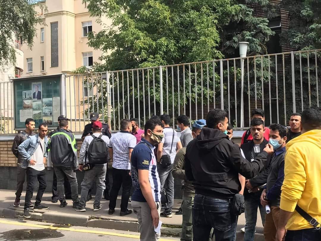 سفارة اليمن في موسكو تغلق أبوابها أمام ضباط خريجين يطالبون بالعودة إلى بلدهم