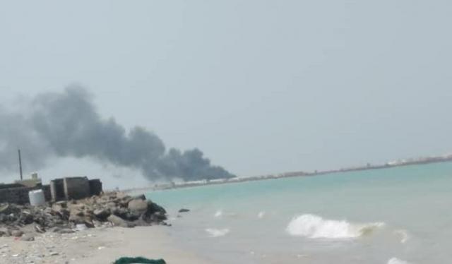 شاهد بالفيديو..اللحظات الأولى لاستهداف ميليشيا الحوثي ميناء المخا