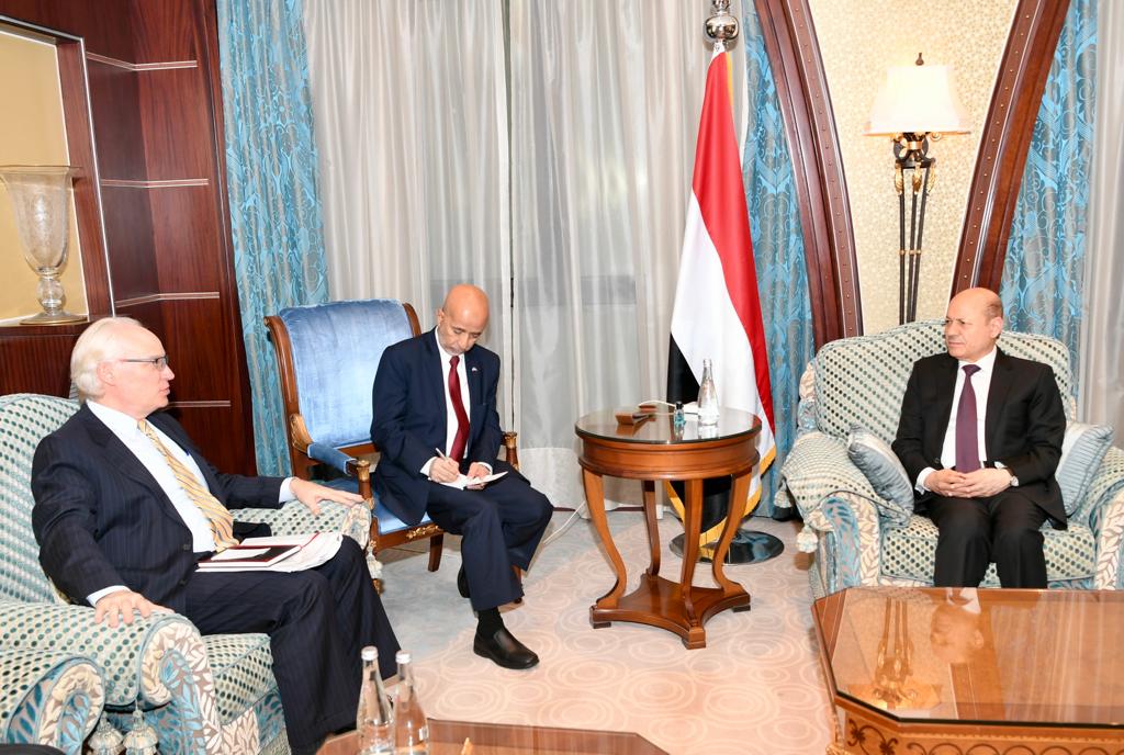العليمي يستقبل المبعوث الامريكي ويحمل المجتمع الدولي تبعات التراخي إزاء ممارسات وانتهاكات الميليشيا الانقلابية