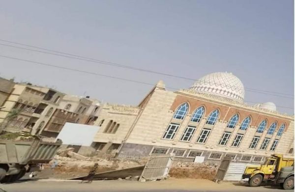 ميليشيا الحوثي تهدم سور "الفردوس" وتسطو على فنائه