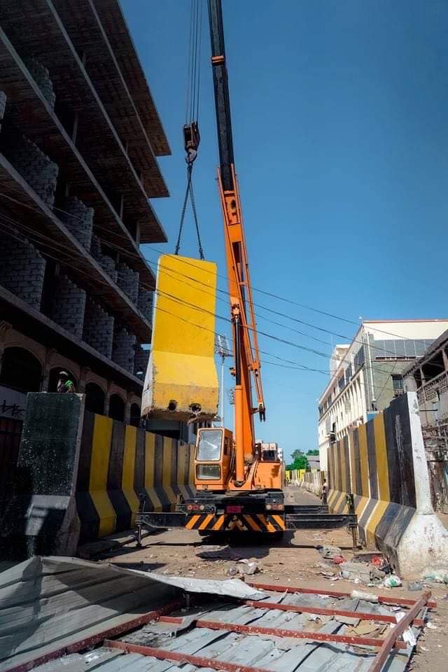 الحزام الأمني يزيل الحواجز الخرسانية في محيط البنك المركزي بعدن