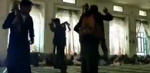 فيديو جديد...الحوثيون يمضغون "القات" ويرقصون "البرع" داخل أحد المساجد