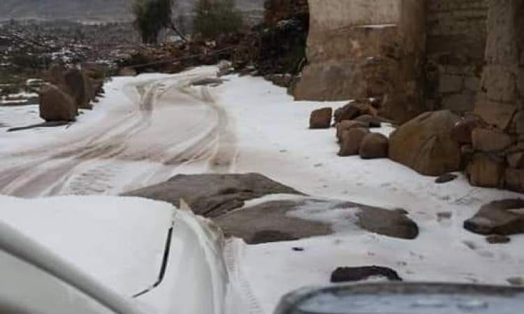 شاهد بالصور.. تساقط الثلوج على اليمن لاول مرة منذ نصف قرن!