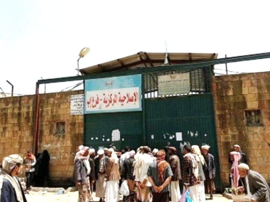 مسؤول حوثي يعتدي بضرب على نزلاء السجن المركزي..... ويفرض إتاوات على الزيارات الزوجية ويجنيها لصالحه