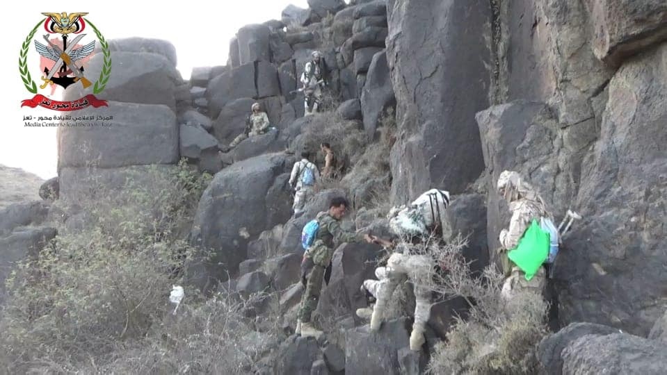 القوات الحكومية تهاجم مواقع الحوثيين جنوب وغرب تعز