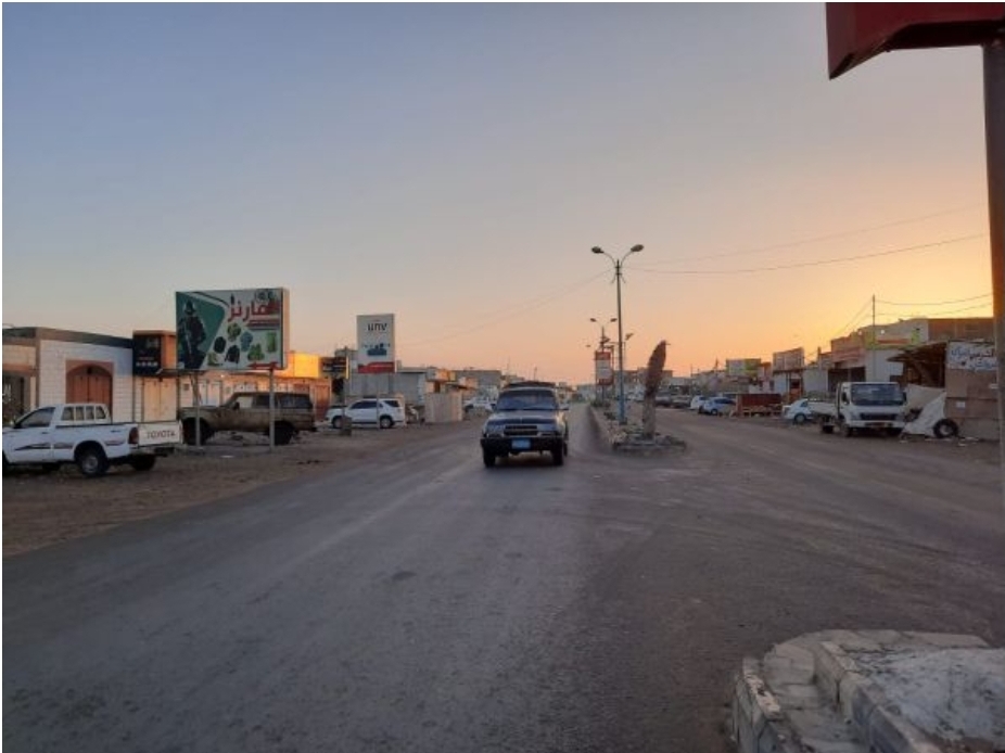 العميد طارق يتكفل بدفع رواتب عمال نظافة المخا