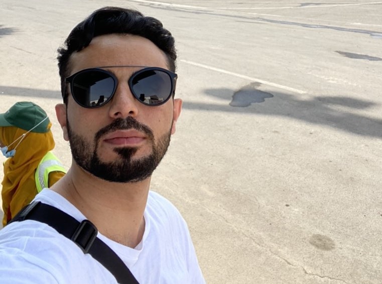 الفنان اليمني عمار العزكي يصل صنعاء ويتحدث عن معاناة وقهر خلال رحلة العودة