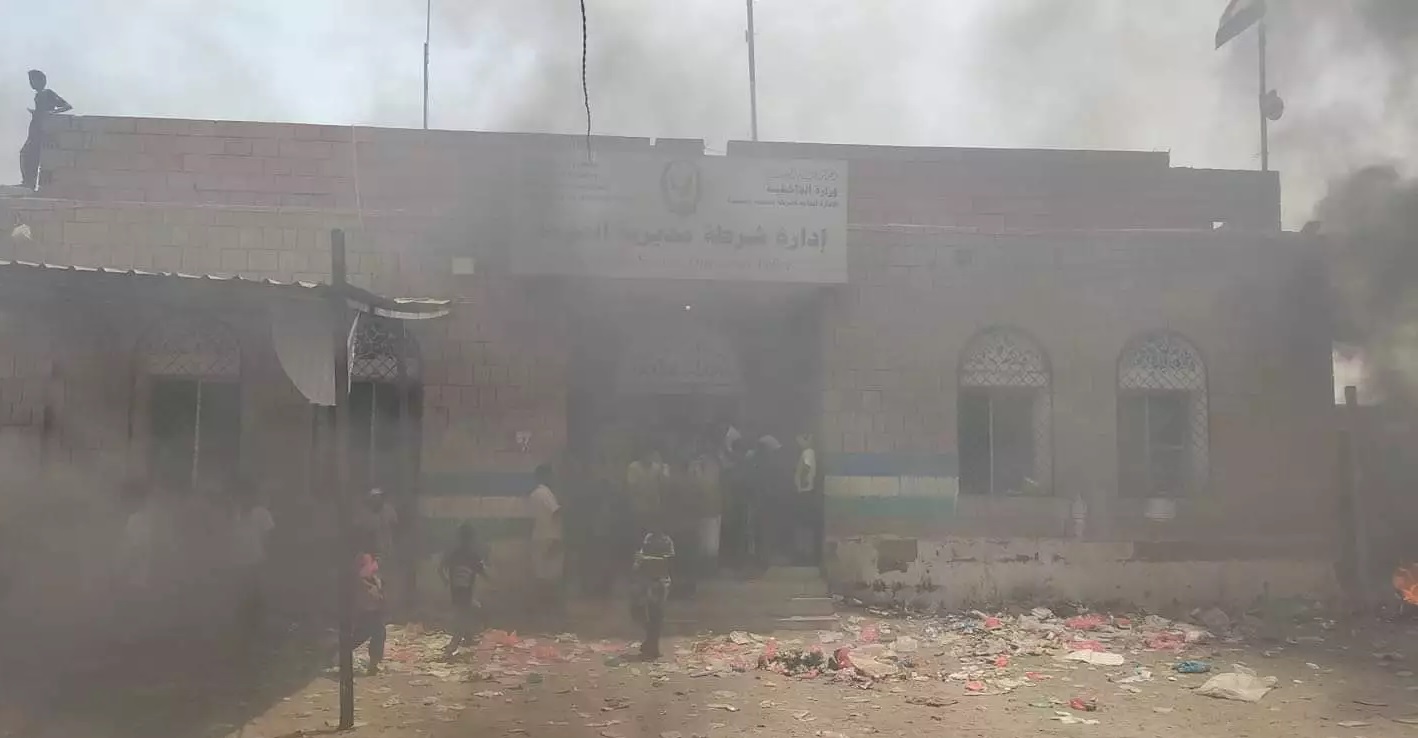 محتجون غاضبون يغلقون مقر أمني غرب اليمن