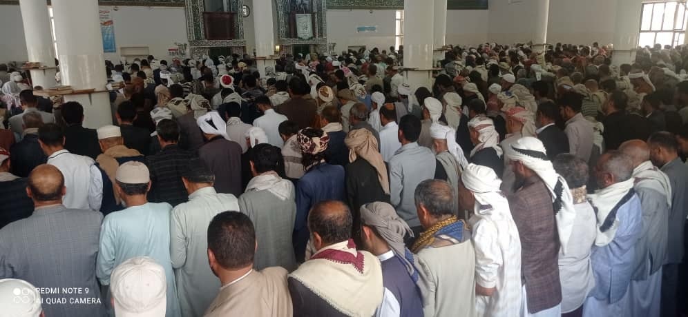 بالصور..آلاف اليمنيين يؤدون صلاة الجنازة على جثمان القاضي العمراني