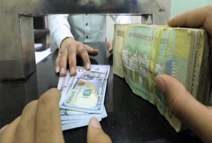 الريال اليمني يواصل التراجع أمام العملات الأجنبية (أسعار الصرف اليوم)