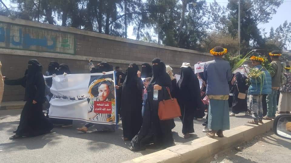 بالصور والفيديو...صنعاء تغضب لقتل وتعذيب الشاب الاغبري وتطالب بالقصاص من القتلة