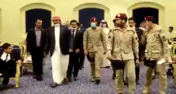 بالفيديو...حراسة "الزبيدي" السعودية: قوم يا ولد...الريس جاء قول له يقوم يرد عليه السلام