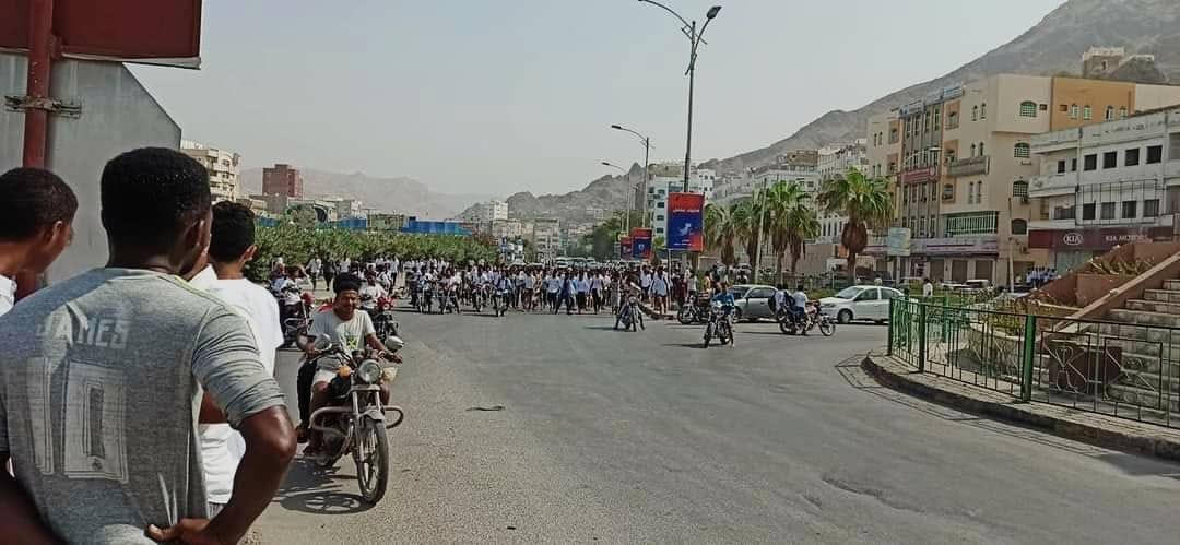 إحتجاجات غاضبة تنديدا بتدهور العملة المحلية والأوضاع المعيشية شرق اليمن (صور)
