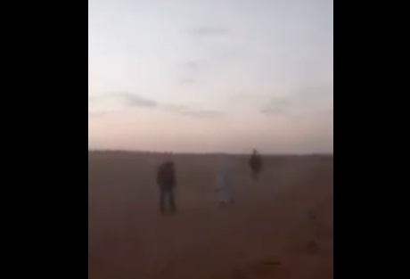 بالفيديو...يمنيون اعترضهم قطاع طرق ونهبوا كل ما يملكون يتيهون في الصحراء
