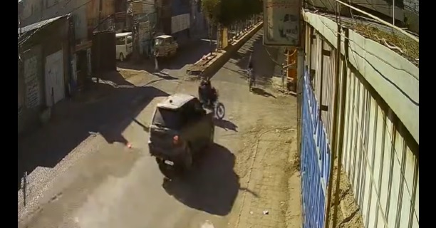 شاهد بالفيديو.. مقتل 4 أشخاص إثر حادث مروري مروع وسط صنعاء